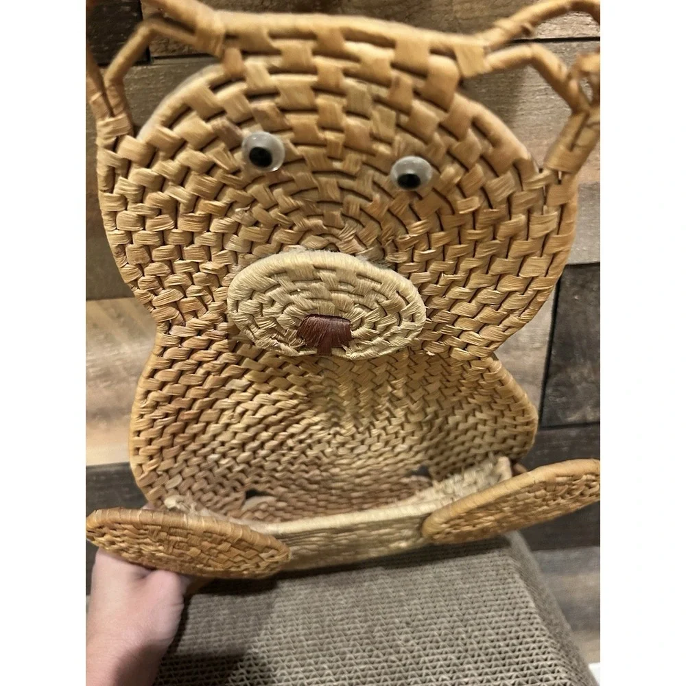 Vintage Straw Raffia Teddy Bear Wall Pocket Holder With 5 Pot Or‎ Pan Coasters